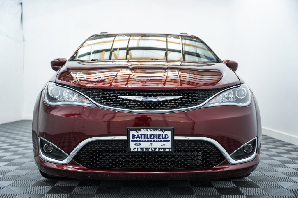 Used 2017 Chrysler Pacifica Touring-L FWD image 2