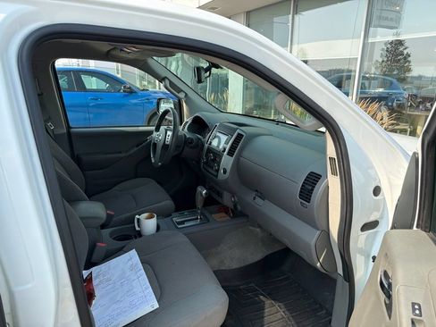 Used 2015 Nissan Frontier SV w/ SV Value Truck Package AWD/4WD image 17