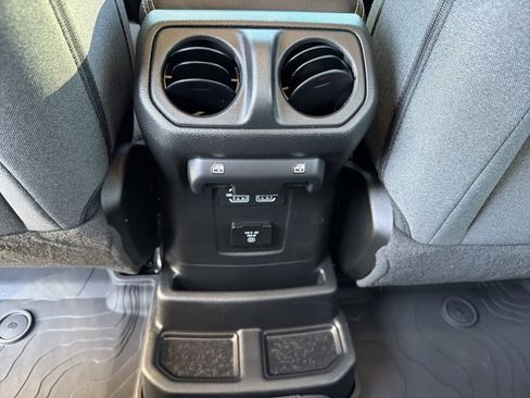 Used 2025 Jeep Wrangler Unlimited Sahara image 4