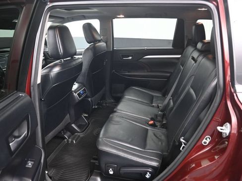 Used 2017 Toyota Highlander XLE AWD/4WD image 10