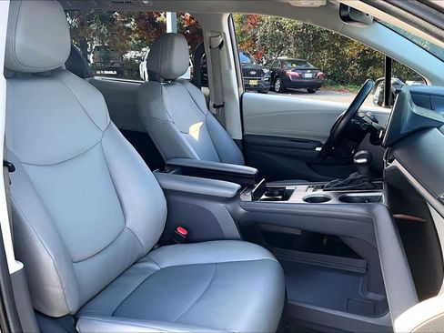 Certified 2023 Toyota Sienna XLE image 8