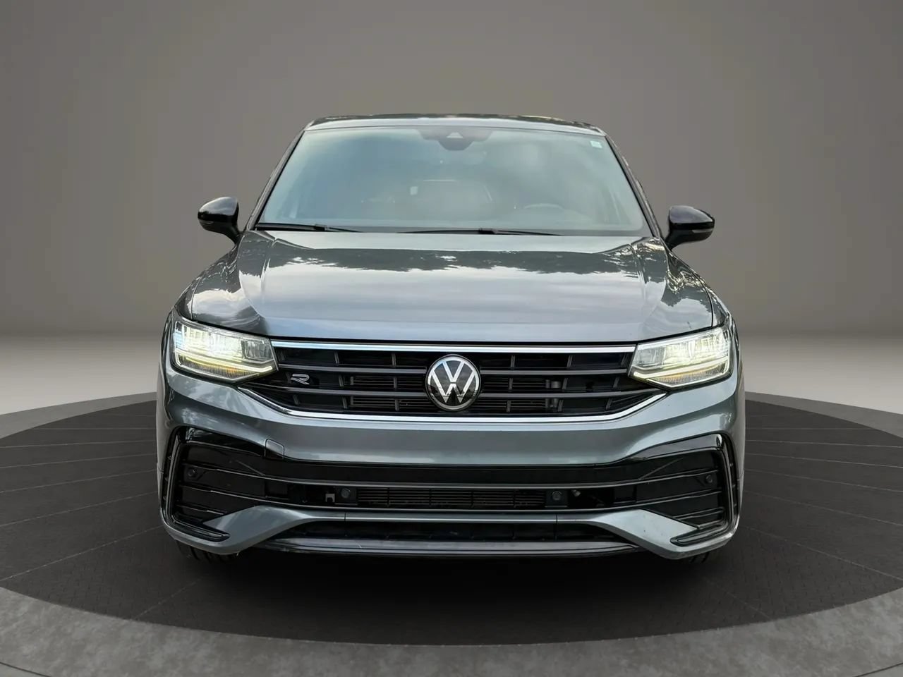 Used 2022 Volkswagen Tiguan SE R-Line FWD image 2