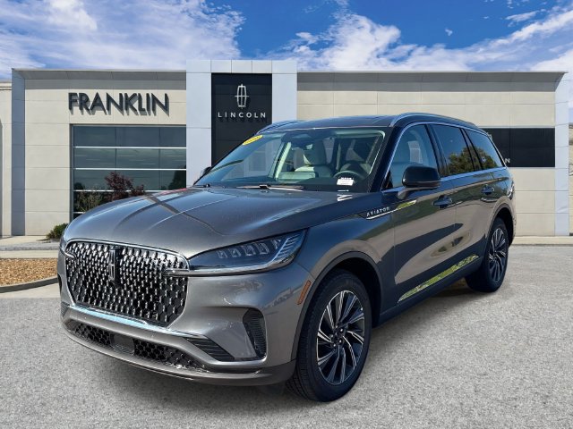 New 2027 Lincoln Aviator AWD image 3
