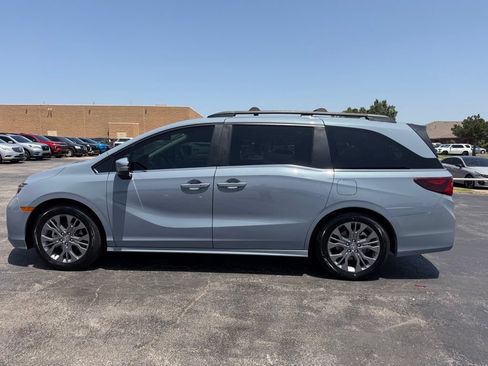 Used 2025 Honda Odyssey Touring image 3