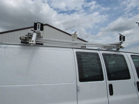 Used 2018 Chevrolet Express 2500 w/ Driver Convenience Package RWD image 20