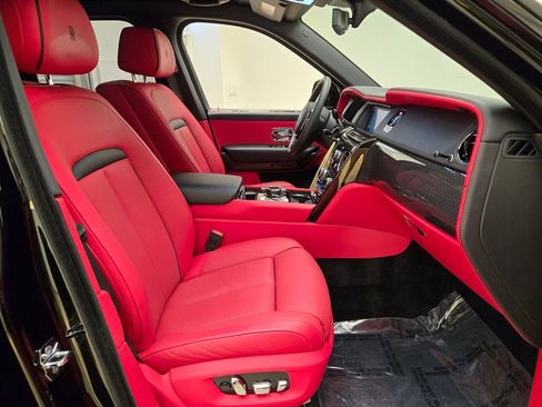 Used 2022 Rolls-Royce Cullinan Black Badge w/ Dark Exterior Package image 24