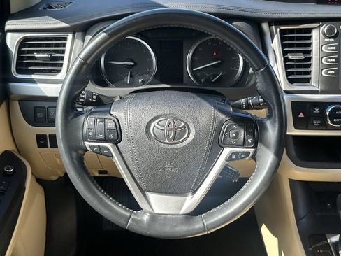 Used 2019 Toyota Highlander XLE FWD image 19