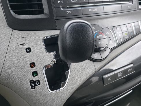 Used 2013 Toyota Sienna LE w/ Towing Pkg image 31