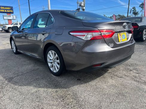 Used 2020 Toyota Camry LE image 6