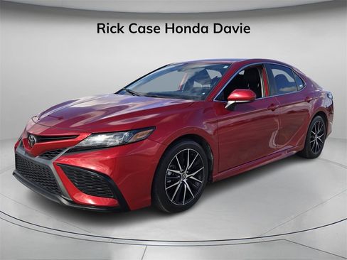 Used 2021 Toyota Camry SE image 9