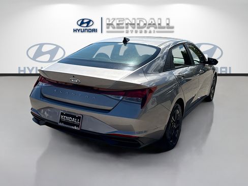 Used 2023 Hyundai Elantra SEL FWD image 6