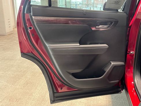 New 2026 Toyota Highlander Platinum image 34