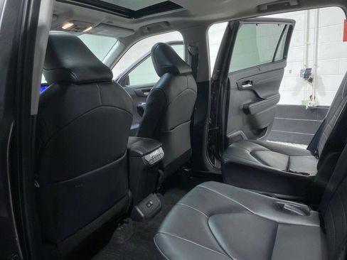 Used 2024 Toyota Highlander XLE AWD/4WD image 12