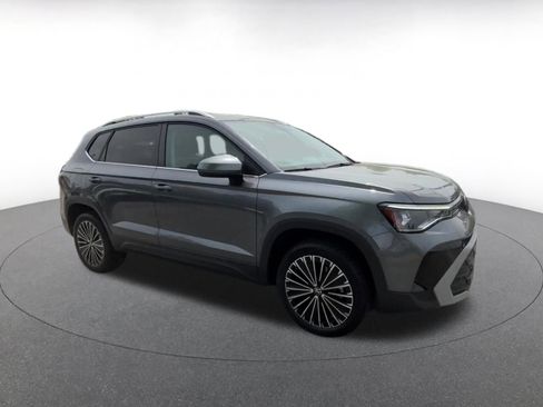 Used 2025 Volkswagen Taos SE FWD image 2