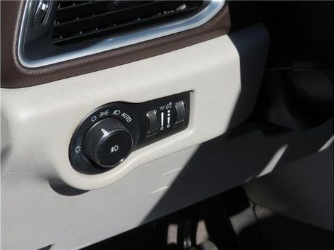 Used 2017 Chrysler Pacifica Touring-L Plus FWD image 28