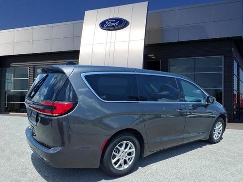 Used 2023 Chrysler Pacifica Touring-L FWD image 2