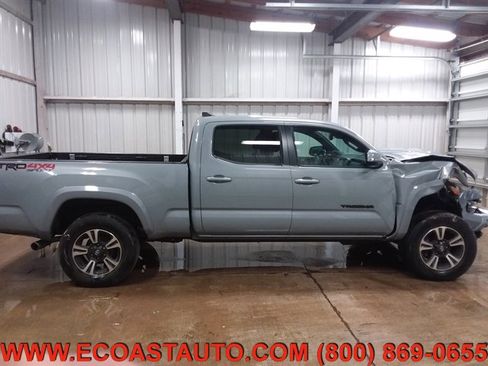 Used 2018 Toyota Tacoma TRD Sport w/ Technology Package image 6