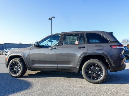 New 2025 Jeep Grand Cherokee Altitude image 11