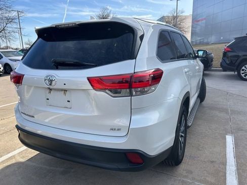 Used 2017 Toyota Highlander XLE image 3