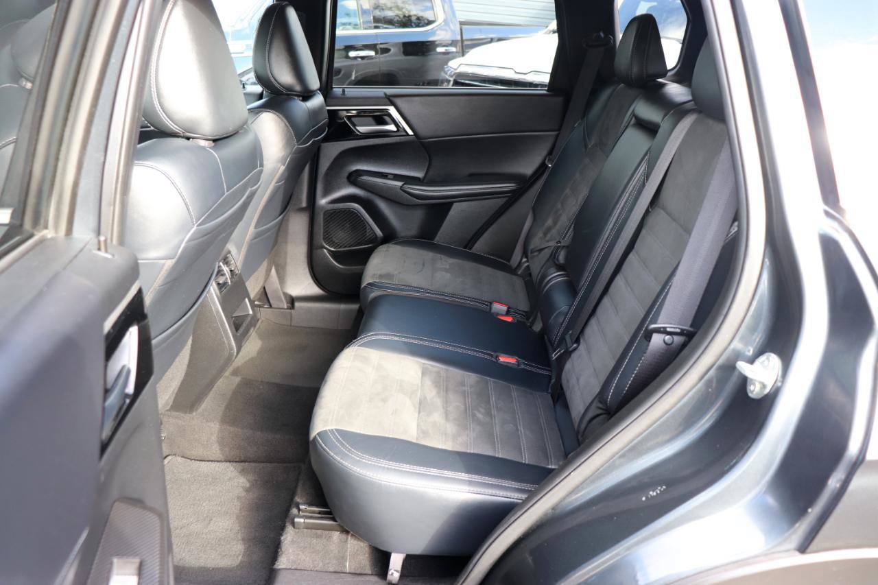 Used 2024 Mitsubishi Outlander AWD image 12