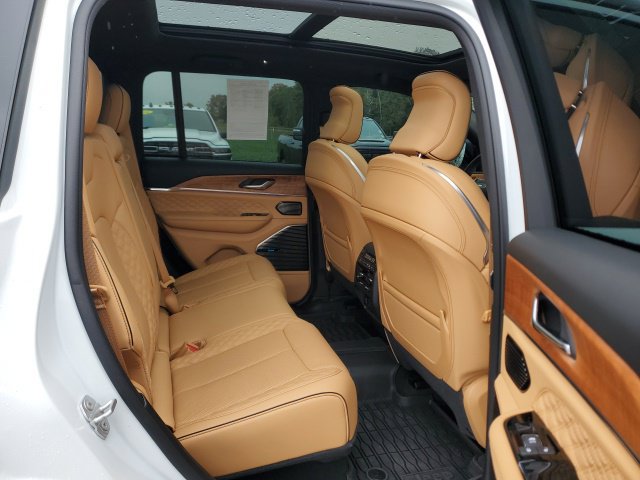 Used 2024 Jeep Grand Cherokee Summit AWD/4WD image 23