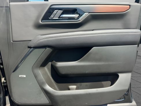 Used 2025 GMC Yukon XL Denali AWD/4WD image 29