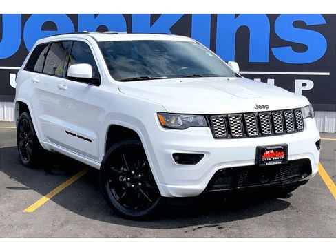 Used 2022 Jeep Grand Cherokee Laredo X AWD/4WD image 2