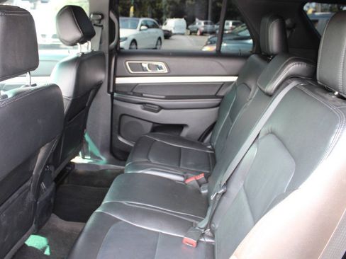 Used 2016 Ford Explorer XLT w/ Equipment Group 202A AWD/4WD image 18