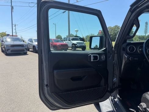 Used 2020 Jeep Gladiator Overland AWD/4WD image 13