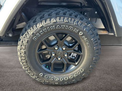 Used 2025 Jeep Gladiator Willys image 8