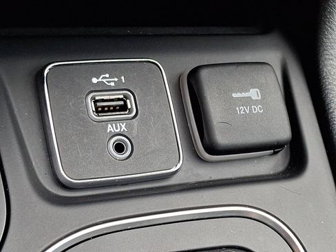 Used 2020 Jeep Cherokee Latitude Plus w/ Comfort/Convenience Group AWD/4WD image 24