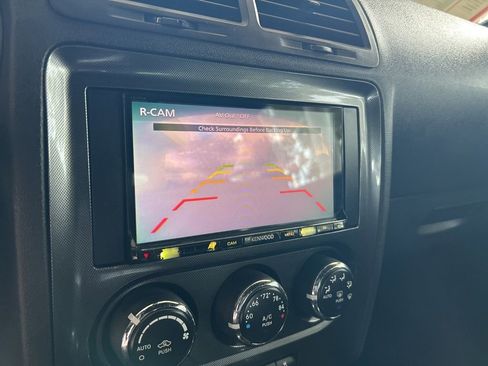 Used 2014 Dodge Challenger SXT image 9