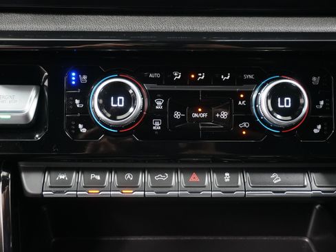 Used 2025 GMC Sierra 1500 AT4 w/ AT4 Premium Package AWD/4WD image 29