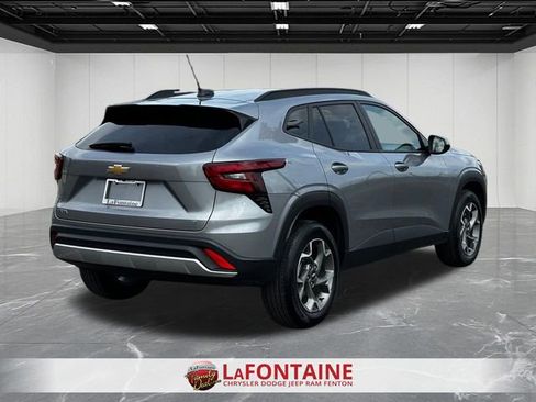 Used 2025 Chevrolet Trax LT w/ LT Convenience Package FWD image 5