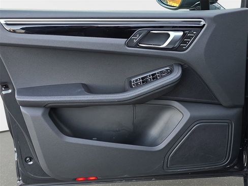 Used 2023 Porsche Macan image 31