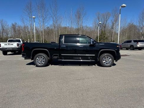 Used 2024 Chevrolet Silverado 2500 High Country w/ Technology Package AWD/4WD image 3
