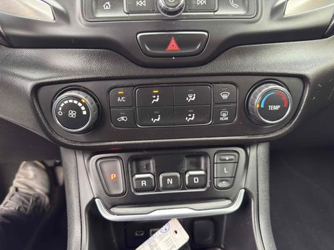 Used 2020 GMC Terrain SLE w/ Elevation Edition image 41