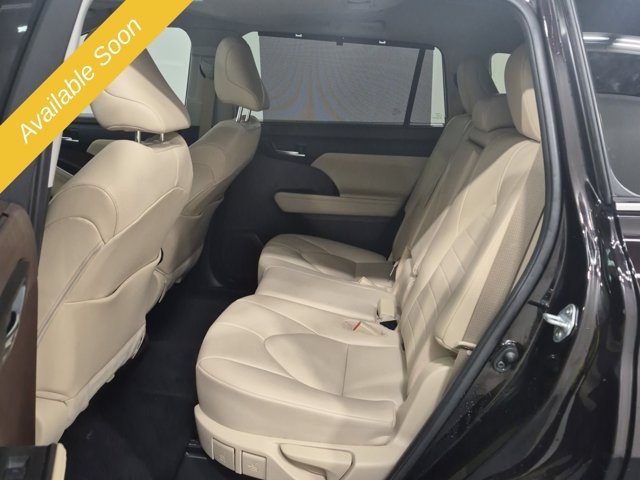Used 2021 Toyota Highlander XLE AWD/4WD image 12
