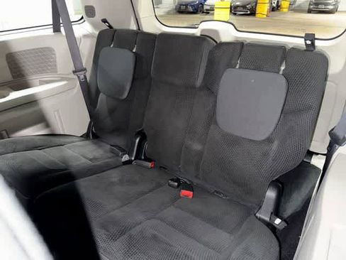 Used 2019 Dodge Grand Caravan SE w/ UConnect Hands-Free Group image 17