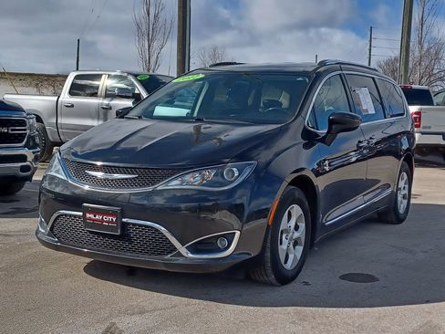 Used 2017 Chrysler Pacifica Touring-L Plus image 2