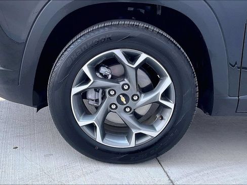 Used 2025 Chevrolet Trax LT FWD image 9