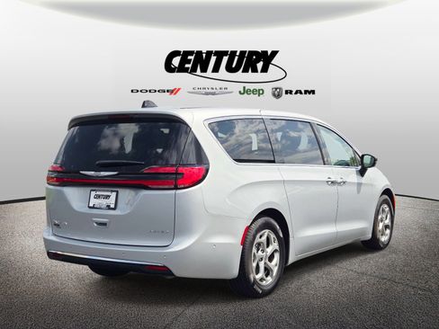 Used 2024 Chrysler Pacifica Limited image 4