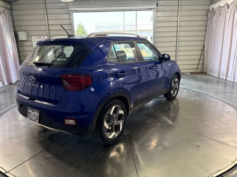 Used 2023 Hyundai Venue Limited FWD image 5