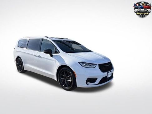 Used 2025 Chrysler Pacifica Limited FWD image 7