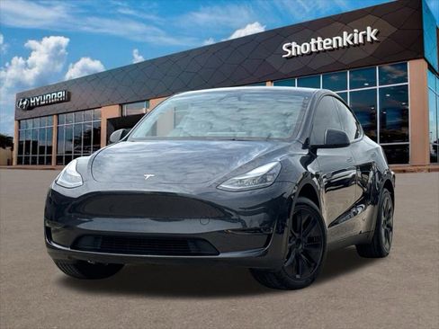 Used 2025 Tesla Model Y Long Range RWD image 1