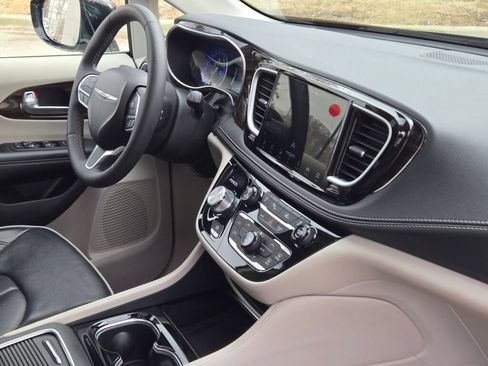 Used 2024 Chrysler Pacifica Limited FWD image 8