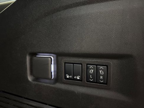 Used 2025 GMC Yukon XL Denali image 30