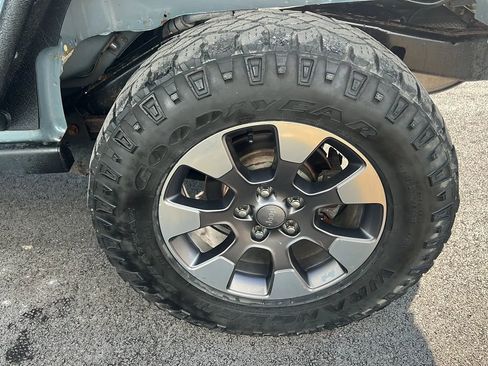 Used 2015 Jeep Wrangler Unlimited Rubicon w/ Connectivity Group AWD/4WD image 30