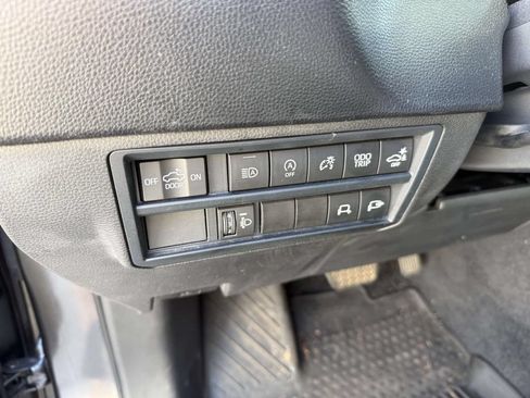 Used 2022 Toyota Tundra SR5 w/ SR5 Convenience Package AWD/4WD image 14