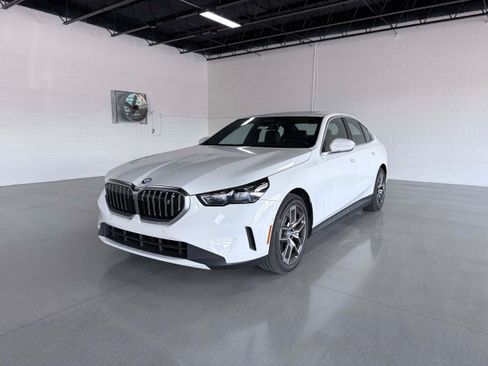 Used 2024 BMW i5 eDrive40i RWD image 2